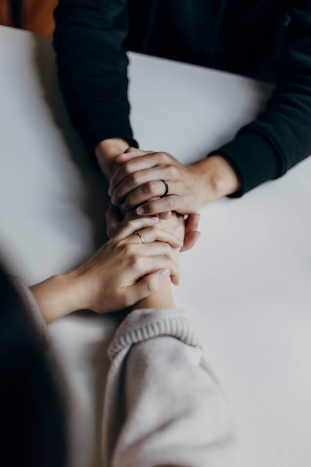 Hand hold | Engagement Group
